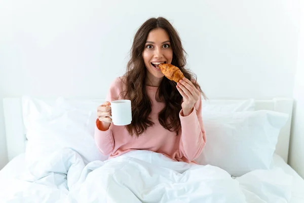 Beeld Van Een Vrij Positieve Jonge Vrouw Binnen Huis Slaapkamer — Stockfoto