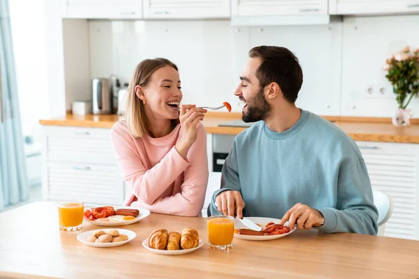 Retrato Pareja Feliz Joven Comiendo Juntos Mesa Mientras Desayunan Acogedora — Foto de Stock