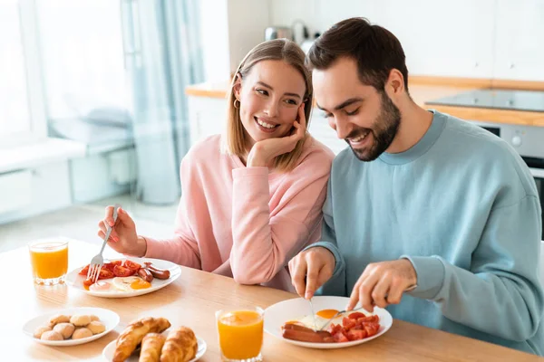 Portrait Young Happy Couple Eating Together Table While Having Breakfast — Stock Photo, Image