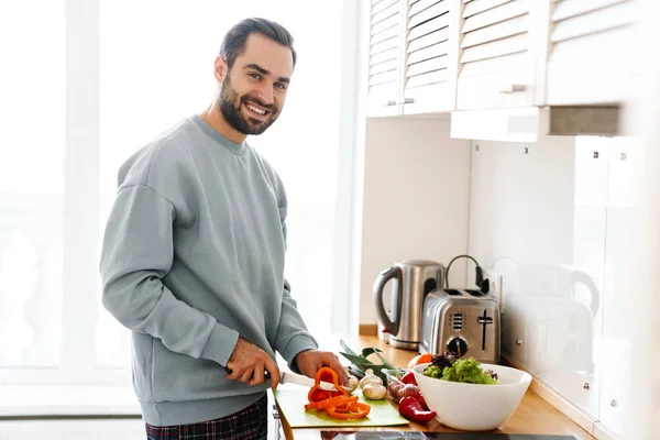 Imagem Homem Bonito Satisfeito Desgaste Casual Sorrindo Fazendo Almoço Cozinha — Fotografia de Stock