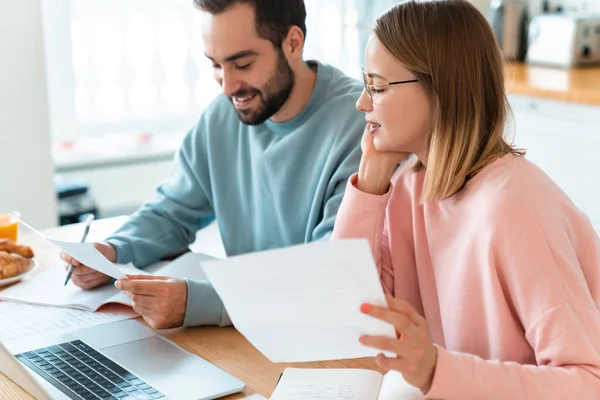 Retrato Pareja Feliz Joven Trabajando Con Ordenador Portátil Documentos Acogedora — Foto de Stock