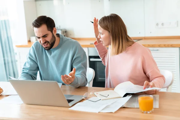 Portrait Young Furious Couple Working Laptop Documents Cozy Kitchen Home — Stock Photo, Image