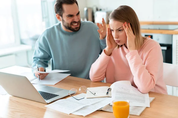 Porträtt Unga Irriterade Par Som Har Argument Medan Arbetar Med — Stockfoto