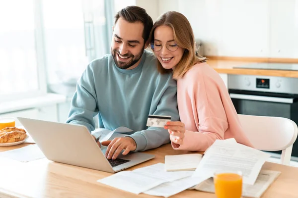 Retrato Pareja Feliz Joven Usando Tarjeta Crédito Mientras Trabaja Con —  Fotos de Stock