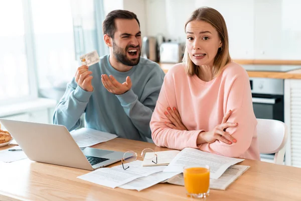 Retrato Joven Pareja Molesta Teniendo Discusión Mientras Sostiene Tarjeta Crédito — Foto de Stock