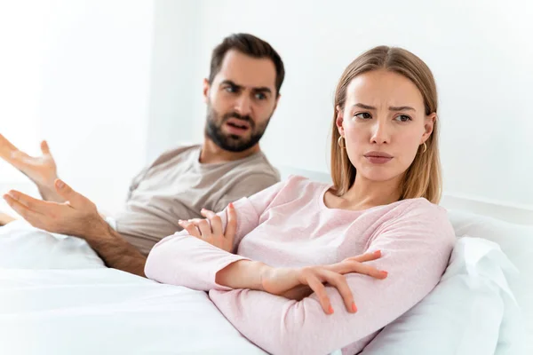 Retrato Caucásico Disgustado Pareja Teniendo Discusión Mientras Encuentra Casa Dormitorio — Foto de Stock