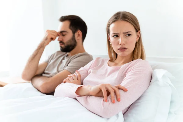 Retrato Pareja Caucásica Resentida Acostada Con Las Manos Cruzadas Dormitorio — Foto de Stock