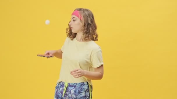 Een Vrolijke Glimlachende Jonge Atletische Vrouw Sportkleding Speelt Ping Pong — Stockvideo