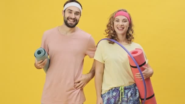 Een Gelukkig Aantrekkelijk Jong Atletisch Paar Man Vrouw Sportkleding Tonen — Stockvideo