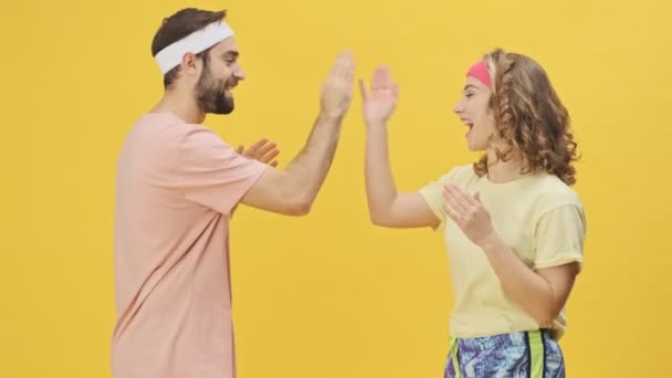 Ein Fröhliches Junges Sportliches Paar Mann Und Frau Sportkleidung Spielt — Stockvideo