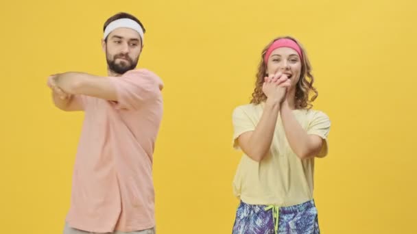 Spor Kıyafetleri Içinde Genç Mutlu Bir Çift Spor Yapıyor Stüdyoda — Stok video