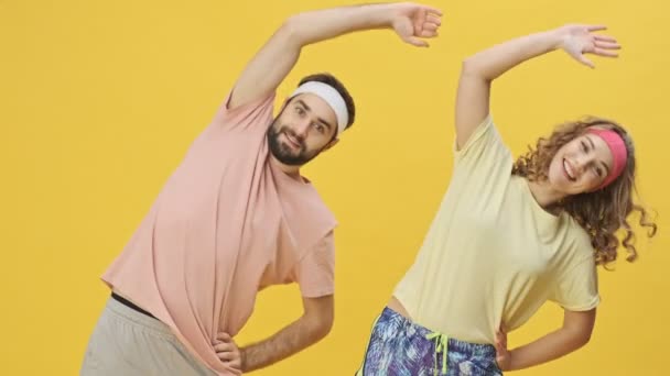 Spor Kıyafetleri Içinde Genç Çekici Bir Çift Spor Yapıyor Stüdyoda — Stok video