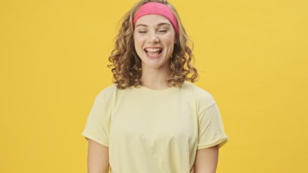 Spor Giyim Bölümünde Genç Güzel Bir Bayan Elini Sallıyor Stüdyoda — Stok video