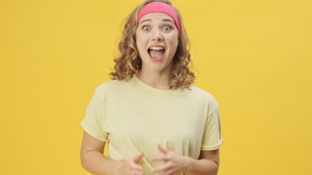 Een Verrassende Jonge Atletische Vrouw Sportkleding Gebaart Geïsoleerd Een Gele — Stockvideo