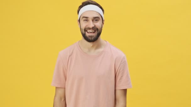 Ein Gutaussehender Junger Athletischer Mann Sportbekleidung Lacht Isoliert Vor Gelbem — Stockvideo