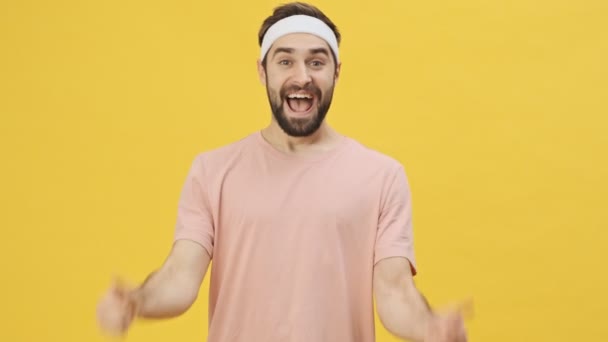 Šťastný Pozitivní Mladý Atletický Muž Sportovním Oblečení Ukazuje Palec Nahoru — Stock video