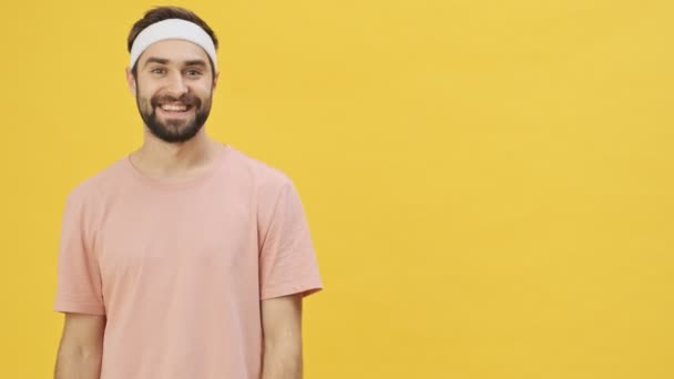 Ein Fröhlich Lächelnder Junger Athletischer Mann Sportbekleidung Zeigt Auf Den — Stockvideo