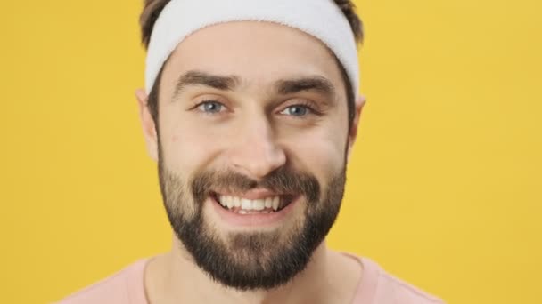 Detailní Pohled Šťastný Mladý Atletický Muž Sportovním Oblečení Usmívá Izolovaně — Stock video