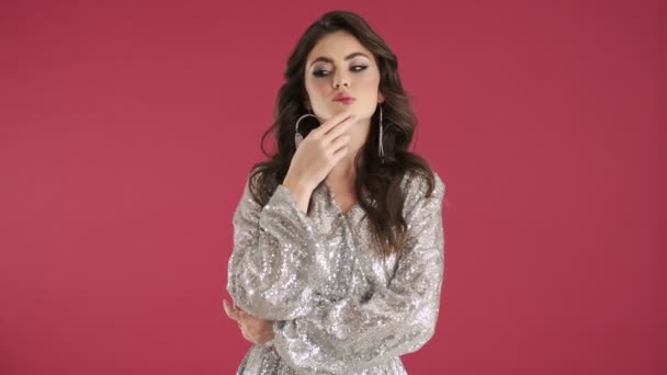 Parlak Pullu Bir Elbise Giyen Düşünceli Genç Bir Kadın Pembe — Stok video