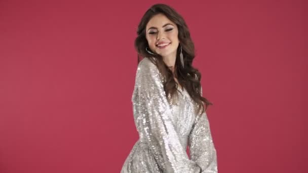Una Mujer Sonriente Coqueta Vestido Lentejuelas Brillantes Está Posando Enviando — Vídeos de Stock