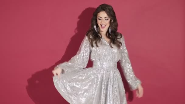 Uma Jovem Mulher Sorridente Feliz Vestido Lantejoulas Brilhantes Está Posando — Vídeo de Stock