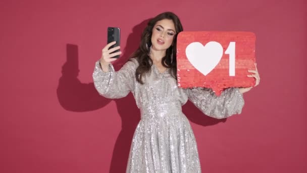 Parlak Pullu Bir Elbise Giymiş Güzel Bir Kadın Üzerinde Kalp — Stok video