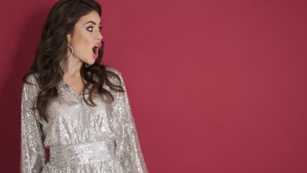 Parlak Pullu Elbiseli Gülümseyen Genç Bir Kadın Pembe Duvar Arkasında — Stok video