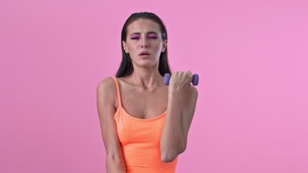 Jeune Femme Fitness Fatigué Mécontent Isolé Sur Fond Mur Rose — Video