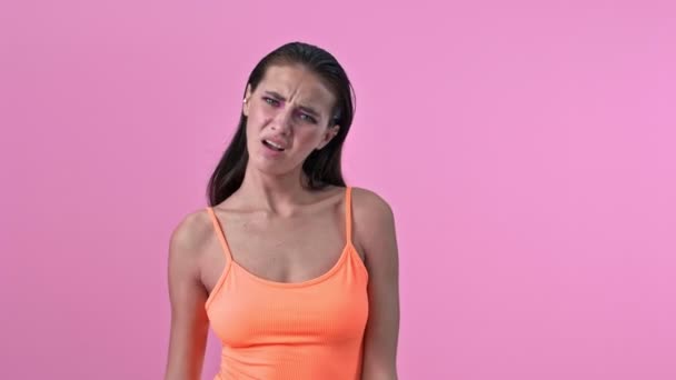 Jong Verward Ontevreden Vrouw Geïsoleerd Roze Muur Achtergrond — Stockvideo