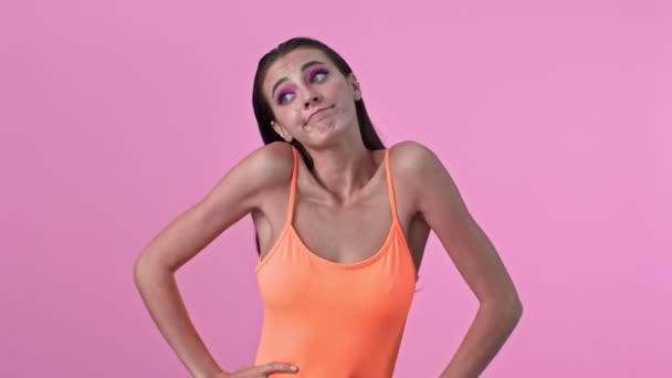 Jong Schattig Verwarde Onverzekerde Vrouw Geïsoleerd Roze Muur Poseren Achtergrond — Stockvideo