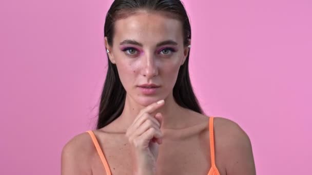 Junge Erstaunliche Frau Isoliert Über Rosa Wand Posiert Hintergrund Zeigt — Stockvideo