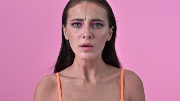 Jong Positief Gelukkig Vrouw Geïsoleerd Roze Muur Poseren Achtergrond Maken — Stockvideo