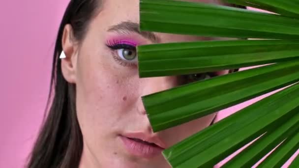 Primer Plano Vídeo Mujer Bonita Aislada Sobre Fondo Pared Rosa — Vídeos de Stock