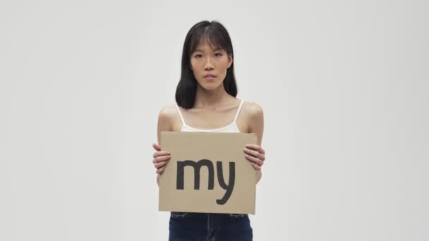 Jovem Asiático Concentrado Mulher Posando Isolado Sobre Branco Parede Fundo — Vídeo de Stock