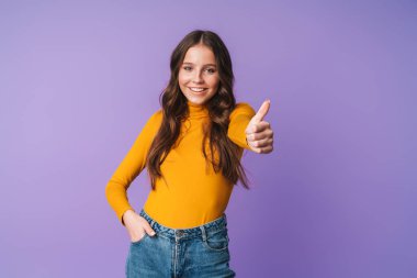 Uzun kahverengi saçlı, gülümseyen ve işaret eden güzel bir kadın resmi.