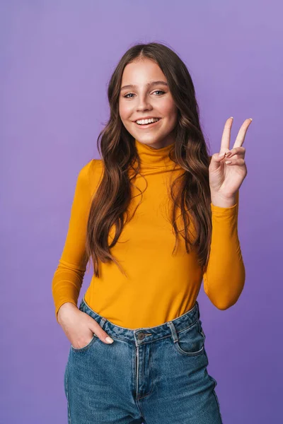 Imagem Jovem Mulher Bonita Com Cabelos Castanhos Longos Sorrindo Gestos — Fotografia de Stock