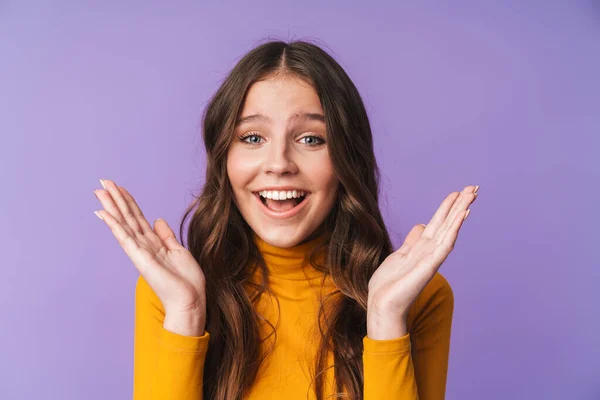 Imagen Una Joven Hermosa Mujer Con Pelo Largo Castaño Sonriendo — Foto de Stock