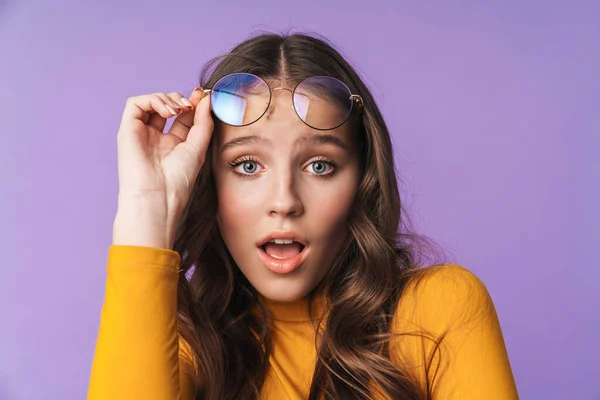Gambar Wanita Muda Cantik Mengenakan Kacamata Melihat Kamera Terisolasi Atas — Stok Foto