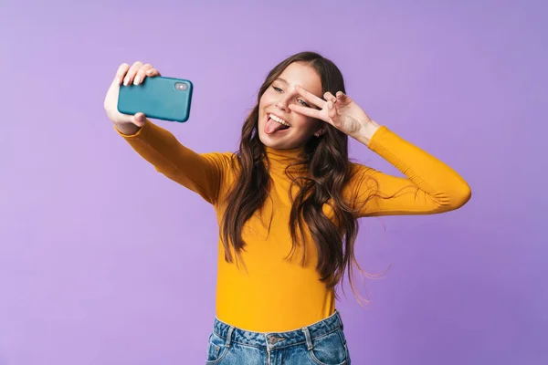 Obrázek Mladé Krásné Ženy Dlouhými Hnědými Vlasy Úsměvem Fotit Selfie — Stock fotografie