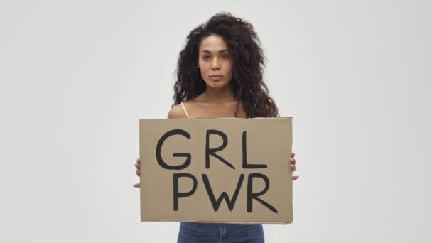 Jovem Africana Séria Mulher Muito Incrível Posando Isolado Sobre Fundo — Vídeo de Stock