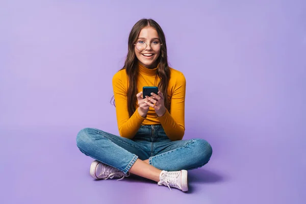 Immagine Una Giovane Bella Donna Che Tiene Smartphone Seduta Con — Foto Stock