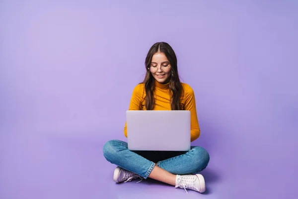 Imagem Jovem Mulher Bonita Usando Laptop Enquanto Sentado Com Pernas — Fotografia de Stock