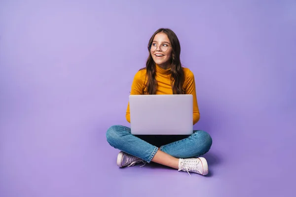 Bild Ung Vacker Kvinna Som Använder Laptop Medan Sitter Med — Stockfoto