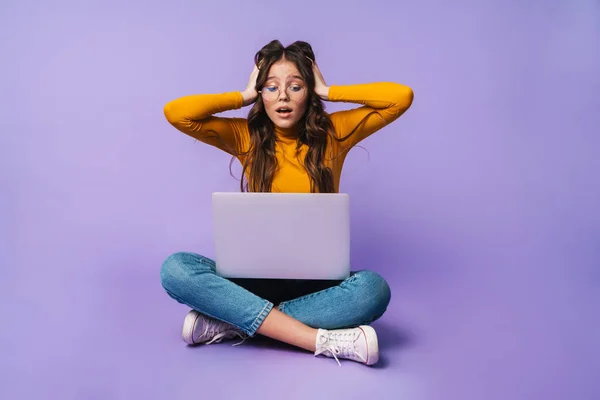 Imagem Jovem Mulher Bonita Usando Laptop Enquanto Sentado Com Pernas — Fotografia de Stock