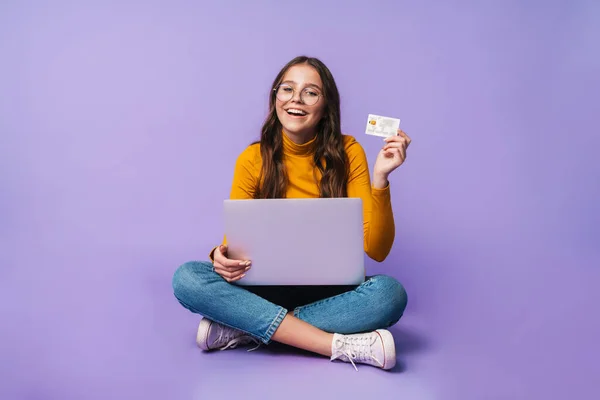 Image Young Beautiful Woman Holding Credit Card Using Laptop While — Stock Photo, Image