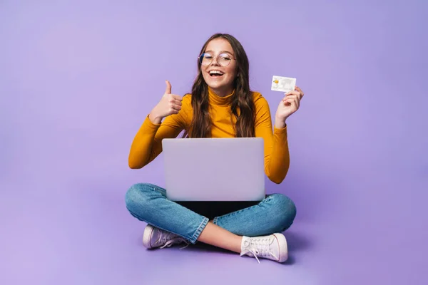 Imagem Jovem Mulher Bonita Segurando Cartão Crédito Usando Laptop Enquanto — Fotografia de Stock