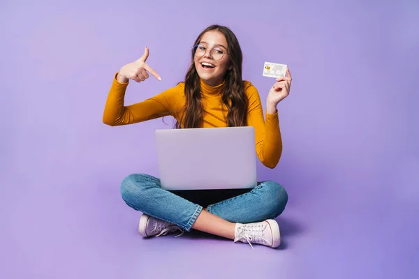 Image Young Beautiful Woman Holding Credit Card Using Laptop While — Stock Photo, Image