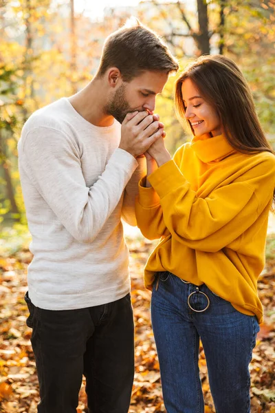 Hermosa Joven Feliz Pareja Enamorada Abrazando Mientras Pasa Tiempo Parque —  Fotos de Stock