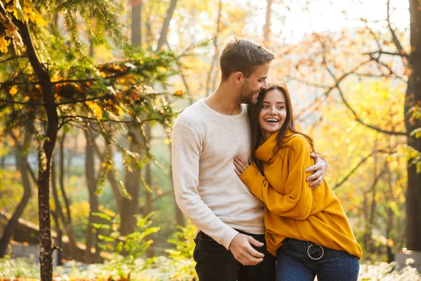 秋の公園で時間を過ごしながら抱きしめる愛の美しい若い幸せなカップル — ストック写真