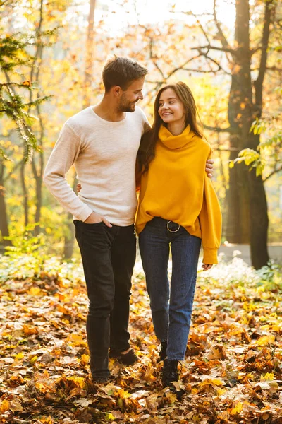 Longitud Completa Una Hermosa Pareja Joven Enamorada Caminando Parque Otoño —  Fotos de Stock